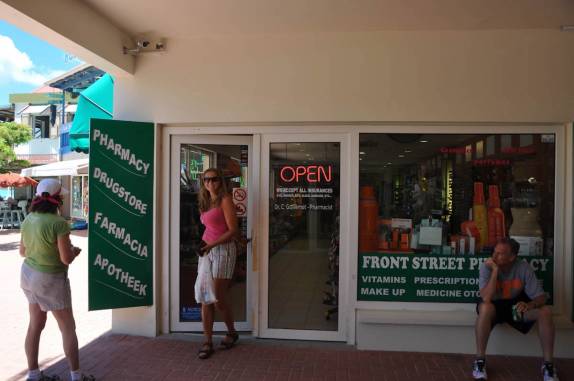 Feliz da vida: de óculos novo, saindo de compras numa farmácia em Philipsburg, capital de Sint Maarten - Caribe